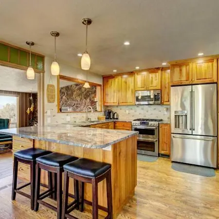 Mountain View Retreat: Panoramic Vistas for Weddings and Reunions Villa